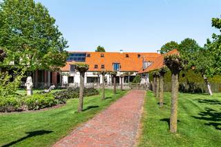  Uniek eigendom met inpandig zwembad en prachtig aangelegde tuin met wellness gedeelte en eigen golf-course op ca. 6.624m² grond Deze karaktervolle...