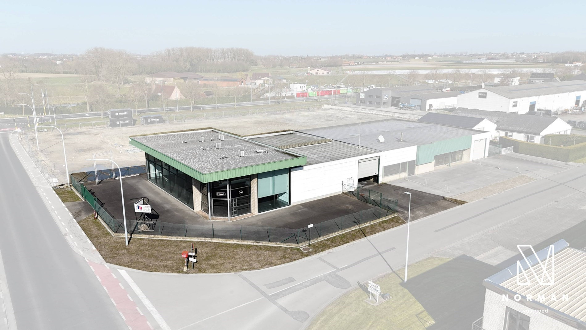 Toonzaal met bureaus en magazijn te huur in Meulebeke - foto 1