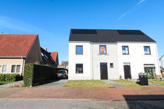 <strong>Schitterende half open nieuwbouwwoning in De Haan</strong> te huur gelegen langs de Heidelaan op minder dan 1 km van het strand. <br />Deze woning beschikt over alle nodige hedendaagse comfort en is bovendien bijzonder <strong>energiezuinig</strong>! (<strong>zonnepanelen</strong>!)<br />De woning ligt nabij winkels en op enkele minuten van invalswegen.<br /><br />Gelijkvloers bestaande uit inkom, gastentoilet,<strong> ruime leefruimte</strong> met <strong>open keuken</strong> en zicht op de ruime tuin.<br />Aansluitend aan de keuken is nog een <strong>bergruimte</strong>. <br />De tuin is <strong>zeer ruim</strong> en heeft een <strong>zonnig terras en een tuinhuis</strong>. Naast de woning is er een <strong>oprit </strong>waar meerdere auto's op kunnen staan. <br /><br />Op het verdiep vinden we <strong>drie slaapkamers</strong>, apart toilet en de badkamer met <strong>bad en douche</strong>.<br />De woning is volledig geschilderd.<br /><br />Huurprijs € 1250 per maand.<br /><strong>De woning is beschikbaar vanaf juni</strong>.
