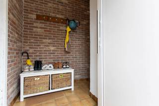 Goed onderhouden, praktische woonst te Essen-Hoek. De woning bestaat o.a. uit een inkom met een apart toilet, een vestiaire, een open leefruimte...