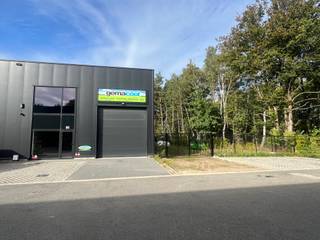 <span>Recente KMO-unit in het project "DE GIETERIJ", gelegen op de industriezone Genk-Noord, vlakbij de op- en afritten 30 en 31 van de E314. Deze unit heeft een oppervlakte van 220m², met 50m² kantoren, en heeft een afgesloten buitenterrein van 256m². Verder zijn er drie parkeerplaatsen voor de deur.<br /><br />KENMERKEN UNIT:<br />- oppervlakte 220m²<br />- twee elektrische sectionaalpoorten, vrije hoogte hal 6,3m<br />- afgesloten buitenterrein (256m²)<br />- led-verlichting<br />- tussenvloer van 50m²<br /><br />KENMERKEN KANTOOR:<br />- elektrische voorzieningen: led-verlichting, stopcontacten<br />- verwarming/koeling: airco's met warmtepomp<br />- aparte sanitaire ruimte, kitchenette<br /><br />Prijs: 1.500,- EUR (exclusief BTW)/maand + gemeenschappelijke kosten<br /><br />Meer info: +32 (0)11 39 90 50 of info@jansenrealestate.be </span>