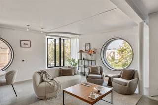 <p>In New York noemen ze het park-front living. Aan de Vlaamsekaai 26 krijg je de Antwerpse versie: een architecturaal hoekappartement op de derde verdieping, met het Zuidpark letterlijk als voortuin.<br />Hier zijn het vooral de ramen die het verschil maken. Grote glaspartijen, een karaktervolle erker en de iconische ronde ramen trekken het daglicht binnen en kaderen het park en de stad vanuit verschillende hoeken. Groen in de zomer, warme kleuren in de herfst en altijd zicht op het leven op het Zuid.</p><p>- Hoekappartement met veel natuurlijk licht<br />- Frontaal en zijdelings zicht over het Zuidpark<br />- Bijzondere architectuur met ronde ramen en erker<br />- Lift<br />- Private kelderberging met aansluiting voor wasmachine en droogkast<br />- Kleinschalig gebouw<br />- Toplocatie tegenover het Zuidpark</p><p>De leefruimte is open, licht en allesbehalve standaard. De ronde maatkeuken in warm hout vormt het architecturale middelpunt en sluit naadloos aan op de eet- en woonkamer. De erker creëert dan weer een aparte plek om te lezen, werken of simpelweg naar het park te kijken.</p><p>De slaapkamer beschikt over ingemaakte kasten. Aansluitend vind je de badkamer met wastafel en ligbad met douchefunctie. Een apart gastentoilet en de private kelderberging maken het praktisch compleet.</p><p>En buiten? KMSKA, Zuidpark, Scheldekaaien, restaurants, koffiebars en galeries liggen allemaal binnen wandelafstand. De auto mag hier gerust wat vaker blijven staan.<br />New York heeft Central Park. Antwerpen heeft het Zuidpark. Hier zit je op de eerste rij.</p><p>Benieuwd naar het uitzicht achter die ronde ramen? Plan je bezoek via Sinjoor.be of bel 03 283 05 00.</p>
