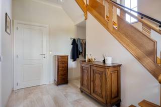 <p>Achter de karaktervolle gevel schuilt een sfeervolle woning met optimale lichtinval, die wooncomfort combineert met een verrassend ruime indeling. De woning biedt maar liefst vier volwaardige slaapkamers, een ruime badkamer, een bureauruimte en tal van praktische bergruimtes.<br /><br />Ook de ligging is een troef: winkels, scholen en het openbaar vervoer bevinden zich op fietsafstand, waardoor de dagelijkse voorzieningen vlot bereikbaar zijn.<br /><br />Op het gelijkvloers bevindt zich de inkomhal met toegang tot de living en de keuken. De volledig uitgeruste keuken sluit mooi aan op de eetkamer en vormt een aangename en praktische leefruimte. Verder is er op deze verdieping een apart gastentoilet.<br /><br />De eerste verdieping omvat een nachthal, twee ruime slaapkamers, een grote en volledig uitgeruste badkamer en een aparte bureauruimte.<br /><br />De tweede verdieping biedt nog eens twee volwaardige slaapkamers, waardoor de woning bijzonder geschikt is voor gezinnen of voor wie nood heeft aan extra ruimte.<br /><br />Daarnaast beschikt de woning over een ruime kelder en een praktische tuinberging, ideaal voor extra opbergruimte.<br />De absolute troef is zonder twijfel de volledig aangelegde, zuidwestgerichte tuin. Hier geniet u volop van de buitenruimte en van de aangename namiddag- en avondzon. Bovendien is het perceel ook bereikbaar via de achtergelegen weg, waar er parkeergelegenheid is voor twee wagens.<br /><br />Voor meer informatie of een bezichtiging ter plaatse kan u terecht op onze website www.confideo-immo.be of telefonisch op het nummer 012 23 23 11.</p>