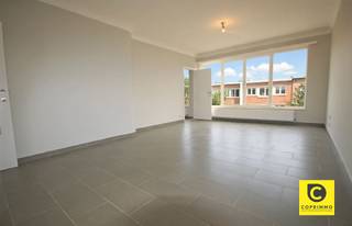 <p><span>Appartement de 2 chambres avec terrasse, prêt à emménager, dans un emplacement de choix !</span><span><br />Ce charmant appartement est situé au deuxième (et dernier) étage d'un immeuble à petite échelle et bien entretenu, bénéficiant d'une situation centrale. Le quartier du Pulhof est synonyme de calme et de qualité de vie, à deux pas de la ville animée d'Anvers, avec divers commerces, parcs, écoles, installations sportives, transports en commun et axes routiers importants accessibles à pied. L'appartement bénéficie d'un bon score EPC, d'une installation électrique conforme, de compteurs individuels et ne contient pas d'amiante. Comme il est actuellement loué, il constitue également un investissement sans souci offrant des revenus locatifs immédiats. Ne manquez surtout pas cette belle opportunité ! </span></p><p><span><br />Hall d’entrée, pièce à vivre, cuisine & t débarras :</span></p><p><span>Vous accédez à l’appartement par un hall d’entrée indépendant équipé d’un interphone et d’un espace pour le vestiaire. Le séjour bénéficie d’une lumière naturelle abondante et offre suffisamment d’espace pour aménager un salon confortable associé à une salle à manger accueillante. Grâce notamment aux poutres apparentes, aux hauts plafonds et aux angles arrondis, l’appartement dégage tout le caractère nécessaire. La cuisine, spacieuse et surtout fonctionnelle, est équipée d’une plaque vitrocéramique, d’une hotte aspirante, d’un four combiné, d’un lave-vaisselle et d’un réfrigérateur avec compartiment congélateur. Elle dispose également d’un débarras pratique, idéal pour ranger le matériel de ménage.</span><span><br /><br />Chambres, salle de bains :</span><span><br />La première chambre jouxte le salon et peut également servir de bureau, de dressing, de salle de jeux, d’atelier de loisirs ou d’extension de votre espace de vie. La spacieuse chambre principale (env. 12,5 m²), avec accès direct à la terrasse, se trouve à l’arrière du bâtiment, encore plus calme, ce qui vous garantit un sommeil réparateur ainsi que votre intimité. La salle de bains, facile d’entretien, comprend une baignoire-douche, un lavabo, un radiateur sèche-serviettes, des toilettes, une armoire murale et une niche avec les branchements pour la machine à laver et le sèche-linge. C’est également là que se trouve la nouvelle chaudière à condensation à haut rendement (2026).</span></p><p><span><br />Terrasse, cave & garage :</span></p><p><span>La terrasse orientée nord-est offre un cadre agréable même lors des journées d'été les plus chaudes. C’est l’endroit idéal pour prendre votre café et votre petit-déjeuner le matin, déguster un apéritif pétillant en rentrant d’une journée bien remplie ou savourer un bon repas avec votre partenaire et/ou vos amis. Une cave spacieuse et privative est incluse. Si vous le souhaitez, vous avez la possibilité d’acquérir un garage en surface sur la parcelle voisine (€ 32 000). Un véritable luxe et une plus-value indéniable.</span></p><p><span><br />Atouts supplémentaires :</span></p><p><span>- Mobiscore 9,3/10</span></p><p><span>- EPC B<br />- Vitrage partiellement à haut rendement</span></p><p><span>- Chaudière à condensation à haut rendement 2026</span></p><p><span>- Isolation du toit : 10 cm de PUR</span></p><p><span>- Isolation des façades</span></p><p><span>- Installation électrique conforme</span></p><p><span>- Sans amiante</span></p><p><span>- Compteurs individuels</span></p><p><span>- Faible indice de consommation (KI)</span></p><p><span>- Terrasse</span></p><p><span>- Cave</span></p><p><span>- Garage fermé</span></p><p><span> </span></p>