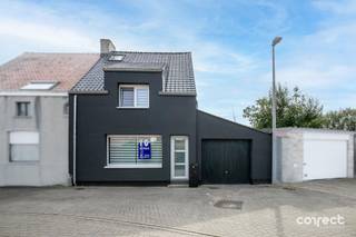 <p><span>Gerenoveerde ( 2026 ) halfopen bebouwing met ruime tuin, garage en 3 slaapkamers.</span></p><p><span> </span></p><p><span>STARTPRIJS: Elk bod boven deze startprijs wordt voorgelegd aan de eigenaars, die al dan niet kunnen ingaan op dit aanbod.</span></p><p><span> </span></p><p><span>Deze instapklare woning werd in 2026 gerenoveerd en is helemaal klaar voor zijn nieuwe bewoners.</span></p><p><span> </span></p><p><span>Bij de renovatie werd aandacht besteed aan hedendaags wooncomfort, zo werden o.a. de ramen, het dak, de gevelbekleding, isolatie en vloeren vernieuwd.</span></p><p><span> </span></p><p><span>De woning verwelkomt je met een aangename leefruimte met de gezellige pelletkachel en een ruime, volledig vernieuwde keuken. Dankzij de rechtreekse toegang tot het terras geniet je hier optimaal van het buitenleven, de tuin is een absolute troef : heerlijk om te ontspannen en te genieten van het open zicht, bovendien zijn er praktische buitenbergingen voorzien.</span></p><p><span> </span></p><p><span>Op het gelijkvloers bevindt zich eveneens de moderne, vernieuwde badkamer.</span></p><p><span> </span></p><p><span>Op de 1ste verdieping zijn er 2 ruime slaapkamers.</span></p><p><span> </span></p><p><span>De vaste trap leidt verder naar de 2de verdieping, waar dankzij de nieuwe velux-ramen nog volop mogelijkheden zijn.</span></p><p><span> </span></p><p><span>Hier kan bijvoorbeeld een 3de slaapkamer, hobbyruimte, bureau worden ingericht.  De woning beschikt over een garage, die ideaal is als extra opslagruimte of fietsenberging.</span></p><p><span> </span></p><p><span>Kortom : een volledig gerenoveerde woning op een rustige ligging, ruime tuin met open verzicht, 3 slaapkamers en een gunstige epc!</span></p><p><span> </span></p><p><span>Voor meer informatie contacteer Regine: 0493 112 050 - regine@correctvastgoed.be</span></p><p><span> </span></p><p><span>Online schattingstool: https://www.correctvastgoed.be/schatting</span></p>