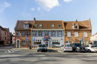 Een ruim handelspand met FRONTAAL zicht op de GENTPOORT, van een unieke locatie gesproken! Dit pand, dat voorheen als BRASSERIE werd uitgebaat,...