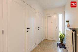 Deze instapklare woning (recent gerenoveerd) ligt in een rustige en aangename buurt. Zo bevindt de 'waterskiskiput' Robert Orlentvijver zich op een steenworp van de woning. Het centrum van De Pinte is op slechts 5 minuten rijden. Ruim scholenaanbod in de buurt. <br /><br />De woning heeft de volgende indeling: <br /><br />Deze charmante open bebouwing biedt het comfort van volledig gelijkvloers wonen, aangevuld met een ruime zolderverdieping (+/-39m²) die tal van extra mogelijkheden biedt.<br />Bij het betreden van de woning komt u in een ruime inkomhal met plaats voor vestiaire, opbergruimte en apart toilet. De lichtrijke leefruimte vormt het hart van de woning en geniet van een aangename natuurlijke lichtinval. Aansluitend bevindt zich de moderne, gerenoveerde keuken, licht en praktisch is ingericht. Bij de keuken is er een berging met aansluiting voor extra ijskast, wasmachine en droogkast.<br /><br />De woning beschikt over een hedendaagse badkamer. Verder zijn er twee ruime slaapkamers en een bijkomende kleinere kamer, ideaal als kinderkamer, bureau of hobbyruimte.<br /><br />Als extra troef is er de ruime zolderverdieping, die tal van mogelijkheden biedt voor wie extra kamers, een werkruimte of hobbyruimte wil creëren.<br /><br />Heel gezellige en leuke tuin om op zomerdagen en - avonden te genieten. <br /><br />Aparte garage, ideaal voor een auto of als extra opbergruimte. <br /><br />Contacteer Top Vastgoed voor meer info en een bezoek op 0475 700 700.