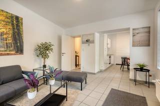 Op een aangename en centrale ligging in Gent bevindt zich dit instapklaar huis met een bewoonbare oppervlakte van ca. 101 m². Dankzij de hoekligging geniet de woning van een bijzonder aangename lichtinval en een verrassend open gevoel. Vanuit alle kamers kijk je bovendien uit op groene bomen, zonder storende inkijk. Een combinatie die zorgt voor een aangename en rustige woonbeleving vlakbij centrum Gent. <br /><br />Op het gelijkvloers bevinden zich de leefruimte, eetplaats en keuken, met aansluitend een kleine koer. De grote raampartijen zorgen hier voor veel natuurlijk licht en versterken het ruimtelijke gevoel.<br /><br />De eerste verdieping omvat een ruime slaapkamer en een grote badkamer, uitgerust met een douche en toilet. Er zijn tevens aansluitingen voorzien voor een wasmachine en droogkast.<br /><br />Op de tweede verdieping bevinden zich nog twee volwaardige slaapkamers, waardoor de woning in totaal drie slaapkamers biedt.<br /><br />De woning is bovendien technisch goed in orde: EPC-label C, een conforme elektrische installatie en asbestveilig. Hierdoor kan je hier zonder grote werken je intrek nemen.<br /><br />De combinatie van de hoekligging, de vele ramen, het groene zicht en de afwezigheid van inkijk maakt dit een bijzonder aangename stadswoning. Tegelijk biedt de indeling heel wat mogelijkheden: als ideale starterswoning, als woning voor studerende kinderen of als interessante investering voor verhuur/co-housing.<br /><br />Een instapklare woning met karakter, ruimte en verrassend veel licht en groen, op een centrale ligging in Gent.<br /><br />Bestuursmaatregelen in het maatregelenregister: nee