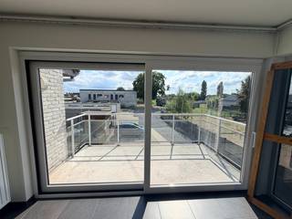 <p><strong>--- NIEUW --- Mooi kwalitatief appartement (bj. 2016) met 2 slaapkamers (81m²).</strong><br /><br /><strong>👉 BEZOEKMOMENT MAANDAG 21/09! U kan de online kalender voor het bezoekmoment en de vastgoedvideo terugvinden via onze eigen website www.vastgoedspruyt.be.</strong><br /><br />Op zoek naar een instapklaar appartement met open zicht in de wijk 'De Katte'?<br />Dit verzorgde appartement combineert hedendaags comfort, kwalitatieve afwerking en een rustige locatie.<br /><br /><strong>Troeven:</strong><br />- Instapklaar en kwalitatief afgewerkt.<br />- Veel natuurlijk lichtinval dankzij de grote raampartijen.<br />- 2 Slaapkamers.<br />- Ingerichte keuken.<br />- Badkamer douche, ligbad en dubbel lavabomeubel.<br />- Berging met aansluiting voor wasmachine, droogkast en diepvriezer.<br />- Zonnegericht terras aansluitend aan de leefruimte.<br />- Afzonderlijk toilet.<br />- Ruime garagebox met elektrische poort.<br />- Energiezuinig appartement.<br /><br /><strong>Locatie & omgeving:</strong><br />- Rustig gelegen aan de rand van de dorpskern.<br />- Vlakbij winkels, horeca en alle voorzieningen.<br /><br /><strong>Beschikbaar vanaf: 15/09/2026.<br />EPC: 82kWh/m² (A-label).<br />Huurprijs: 900€/mnd (Geen bijkomende gemeenschappelijke kosten).<br />Domicilie verplicht.</strong><br /><br />---<br /><br /><strong>--- NEW --- Beautiful, high-quality 2-bedroom apartment (built in 2016) – 81 m².</strong><br /><br /><strong>👉 VIEWING DAY MONDAY 21/09! You can find the online booking calendar for the viewing and the property video on our website: www.vastgoedspruyt.be.</strong><br /><br />Looking for a move-in-ready apartment with open views in the 'De Katte' neighbourhood? This well-maintained apartment combines contemporary comfort, quality finishes and a peaceful location.<br /><br /><strong>Highlights:</strong><br />- Move-in ready with high-quality finishes.<br />- Abundant natural light thanks to the large windows.<br />- 2 full-sized bedrooms.<br />- Fully equipped kitchen.<br />- Bathroom with walk-in shower, bathtub and double washbasin vanity.<br />- Practical storage room with connections for a washing machine, tumble dryer and freezer.<br />- Terrace adjoining the living area.<br />- Separate toilet.<br />- Spacious private garage.<br />- Energy-efficient apartment.<br /><br /><strong>Location & surroundings:</strong><br />- Quietly situated on the edge of the village centre.<br />- Close to shops, restaurants and all daily amenities.<br /><br /><strong>Available from: 15/09/2026<br />Energy Performance Certificate (EPC): 82 kWh/m² (Energy Label A)<br />Rent: €900/month (no additional communal charges)<br />Official domicile registration required.</strong></p>