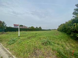 Schitterend stuk grond met voorste gedeelte bouwgrond 967 m2 en achterliggend een stuk bouwland van 896 m2, in totaal 1863 m2. Dit stuk grond ligt braak en klaar om op te bouwen. Er is al een bouwvergunning afgeleverd dewelke nog geldig is.Vraagprijs 305 000 euro.Voor info/bezoek 050 733 337 of kantoor@immowoon.be