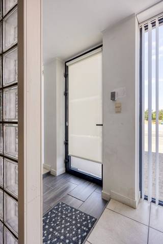 Investeringspand met 2 verhuurde appartementen – Bilzersteenweg, Hoeselt<br /><br />Op een uitstekende ligging tussen Bilzen en Hoeselt bieden wij dit appartementsgebouw met twee volledig verhuurde appartementen te koop aan. Een uitgelezen kans voor wie op zoek is naar een stabiele huurinkomst in een goed bereikbare regio.<br /><br /><strong>Gelijkvloers appartement (± 107 m²)</strong><br />Dit ruime gelijkvloerse appartement telt 2 slaapkamers en beschikt over een EPC-waarde van 431 kWh/m². Dankzij de indeling en ligging op het gelijkvloers kan dit pand desgewenst ook ingericht worden als handelsruimte, wat extra flexibiliteit biedt voor toekomstig gebruik.<br /><br /><strong>Appartement op de tweede verdieping (± 131 m²)</strong><br />Een groot en lichtrijk appartement met een gunstige EPC-waarde van 217 kWh/m². Dit ruime appartement biedt kwalitatief woonplezier op een toplocatie.<br /><br /><strong>Gemeenschappelijke troeven</strong>
<ul>
<li>Grote gedeelde kelderruimte</li>
<li>Toegang tot een ruime buitenplaats, ideaal in te richten als parking, bereikbaar via de Waartstraat</li>
<li>Bijkomend plaats voor 2 wagens aan de voorzijde van het pand</li>
</ul>
<br />Beide appartementen zijn momenteel verhuurd, wat een onmiddellijk rendement garandeert<br /><br /><strong>Ligging</strong><br />Gelegen op de Bilzersteenweg, op een centrale en gegeerde locatie tussen Bilzen en Hoeselt, vlot bereikbaar en met alle voorzieningen in de nabijheid.<br /><br />Interesse of meer info? Neem gerust contact met 0478 30 04 25 of michiel@vestio.com op voor een bezoek of de nodige documenten (EPC-attesten, huurcontracten).<br />