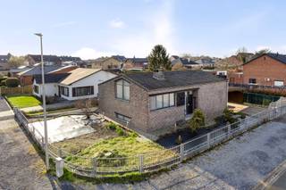 <p>Deze charmante hoekwoning in het rustige en gewilde Houthalen-Oost biedt talloze mogelijkheden voor wie op zoek is naar een woning met ruimte, karakter en potentieel om naar eigen wens te verbouwen. Gelegen in een kindvriendelijke buurt, vlakbij scholen, winkels en het openbaar vervoer, is deze woning de ideale basis om jouw droomhuis te realiseren.</p>
<p>Met een ruime tuin aan de zijkant, biedt deze hoekwoning niet alleen veel privacy, maar ook een fantastisch uitzicht op het omliggende groen. Het is de perfecte plek om te genieten van de rust, terwijl je tegelijkertijd het bruisende centrum van Houthalen binnen handbereik hebt.</p>
<p>De woning bestaat uit meerdere ruime kamers die momenteel een klassieke indeling hebben, maar waar je met wat verfrissende ideeën en renovaties een moderne en comfortabele woning kunt creëren. De zolder biedt extra ruimte voor bijvoorbeeld een extra slaapkamer, kantoor of hobbyruimte.</p>
<p>Of je nu een gezin hebt, of juist zoekt naar een woning met ruimte voor werk en ontspanning, deze hoekwoning biedt alle mogelijkheden om jouw ideale leefomgeving te creëren.</p>
<p>Samenvattend:</p>
<p>Ruime hoekwoning met veel potentieel</p>
<p>Grote tuin voor extra privacy</p>
<p>Ideale locatie in een rustige en kindvriendelijke buurt</p>
<p>Vlakbij scholen, winkels en openbaar vervoer</p>
<p>Perfect voor renovatie en verbouwing naar eigen wens</p>
<p>Mis deze kans niet om een woning te kopen die je helemaal kunt laten bloeien! Plan snel een bezichtiging en ontdek het potentieel van deze woning.</p>