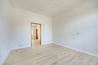 <p>Deze meergezinswoning, opgedeeld in twee appartementen, bevindt zich op een gunstige en centraal gelegen locatie in Aarschot. Je woont hier op korte afstand van het centrum, met winkels, scholen, openbaar vervoer en belangrijke invalswegen binnen handbereik. Het pand vormt daardoor een interessante keuze voor investeerders of voor wie op zoek is naar extra woonruimte, bijvoorbeeld voor een inwonend familielid.<br /><br />Het gelijkvloerse appartement beschikt over een lichtrijke leefruimte, een functionele keuken, een badkamer en een kleine slaapkamer. Achteraan bevindt zich een gezellig privétuintje, waar men in alle rust van de buitenlucht kan genieten.<br /><br />Het appartement op de 1e verdieping omvat een ruime leefruimte, keuken, 1 badkamer , 1 slaapkamer en een mooie afgewerkte zolderruimte met aparte kleine badkamer met WC en een ruimte waar je nog 2 of 3 slaapkamers kan maken. <br /><br />Dankzij de duidelijke scheiding tussen beide woonunits behoudt elke bewoner zijn eigen privacy, wat het pand bijzonder geschikt maakt voor opbrengstverhuur of dubbele bewoning.<br /><br />Interesse? Boek dan snel je bezoek ter plaatse via ellen@sophimo.be of +32 497 86 72 51</p>