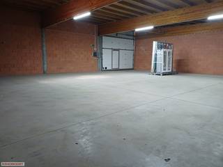 Groot nieuwbouwmagazijn op topligging. Vlakbij invalswegen (afrit/oprit Gistel, Oostende centrum, Oostende Torhoutsesteenweg, Oostende luchthaven,...