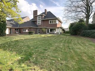 De snelste manier om een bezoek te brengen aan deze woning? Vraag je bezoek aan via de rode knop op onze website (www.dewaele.com) en je wordt gecontacteerd door één van onze verhuurexperten.Instapklare woning met 6 slaapkamers, garage en zonnige tuin op een boogscheut van het centrum van Pittem.De woning heeft volgende indeling:- Inkom met apart toilet- Lichtrijke leefruimte- Bureau/polyvalente ruimte- Geïnstalleerde keuken voorzien van kookplaat met dampkap, spoelbak, oven, frigo en diepvries- Berging voorzien van aansluiting wasmachine- 6 slaapkamers- Apart toilet- Badkamer voorzien van dubbele lavabo in meubel en douche- Ruime en zonnige tuin met aangelegd terras- Zolder- Kelder- GarageExtra kenmerken:- Instapklare en lichtrijke woning- Ruime en zonnige tuin- Aangelegde tuin- Inpandige garage- Zolder wordt volledig geïsoleerd- Centraal gelegen op wandelafstand van het centrum, winkels, openbaar vervoer,....Ben jij geïnteresseerd in deze woning te huur in Pittem? Aarzel dan niet ons te contacteren.