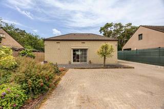 <p><strong><span>Vakantieverblijf met 1 slaapkamer op een perceel van 654m². </span>EPC E-label (474 kWh/m²). <br /></strong></p>
<p><strong>Ligging: </strong>Gelegen op een zeer rustige locatie in een doodlopende straat omringd door bosrijke omgeving. Verbindingswegen op enkele minuten te bereiken en vlakbij het centrum van Wechelderzande (lille). <br /><br /><strong></strong><strong></strong><strong>Indeling:<span> 0</span></strong>: inkomhal, leefruimte met open keuken, berging, badkamer, toilet, 1 slaapkamer.<strong><span> Buiten: </span></strong>Terras en tuin</p>
<p><strong>Beschrijving: </strong><span>Deze vakantiewoning is gelegen op een perceel van 654 m² in een groene en rustige omgeving. De woning werd doorheen de jaren gemoderniseerd en biedt een praktische indeling. </span><span>Via de inkomhal bereik je de leefruimte met open keuken. Verder omvat de woning één slaapkamer en een badkamer, uitgerust met een toilet, lavabomeubel en douche. Daarnaast is er een berging met aansluiting voor een wasmachine en droogkast. Buiten beschikt de woning over een ruime tuin met een praktisch tuinhuis, dat extra bergruimte biedt.</span></p>
<br />
<p>Een ideale plek voor wie op zoek is naar een tweede verblijf of gewoon wil genieten van rust en natuur.<br /><br /><strong>Vermeldingen inzake bijzondere infoplicht:</strong><span> </span>in aanvraag.<br /><br /><span>Graag wijzen wij u op de renovatieplicht voor gebouwen met een E of F EPC-label uiterlijk 6 jaar na aankoop te rekenen vanaf het verlijden van de notariële akte. Voor meer info kijk op de website van het Vlaams Energie- en Klimaatagentschap: </span>https://energiesparen.be/renovatieverplichting</p>
