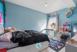 <p>Dit energiezuinig en lichtrijk appartement in een kleinschalige residentie, geniet van een uitstekende ligging in de Brugsesteenweg te Mariakerke (Gent), in de onmiddellijke nabijheid van winkels, scholen, openbaar vervoer en met een vlotte verbinding naar belangrijke invalswegen.</p><p> </p><p>Dit appartement op de tweede verdieping is bereikbaar zowel via de traphal als met de lift en omvat een inkomhal, een lichtrijke leefruimte, keuken, twee volwaardige slaapkamers, een badkamer uitgerust met ligbad en dubbele wastafel, een praktische bureaukamer en een berging.</p><p> </p><p>Het appartement heeft een bewoonbare oppervlakte van ca. 95 m² met als EPC label A.</p><p>Verder is het appartement goed onderhouden en momenteel verhuurd.</p><p> </p><p>Interesse om dit appartement te bezichtigen?<br />Plan nu uw afspraak in op het nummer 0499/84.71.00 of via chabelli@vastgoeddevos.be.</p>
