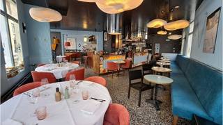 <strong>Uitzonderlijke OPBRENGSTEIGENDOM</strong> te koop in <strong>Oostende</strong>! <br />Dit multifunctionele hoekpand aan de Madridstraat 9 en de Kleine Weststraat omvat een restaurant, woongelegenheid ( appartement ) en een B&amp;B met 4 kamers en heeft een uitstekende ligging in een commerciële omgeving nabij de Van Iseghemlaan, de belangrijkste winkelstraten Kapellestraat en Adolf Buylstraat, het iconische Casino Kursaal, de Albert I Promenade op de Zeedijk en het Wapenplein in het centrum van Oostende. Het unieke pand heeft ook een optimale bereikbaarheid op slechts 1 km van het station van Oostende, een belangrijke hub met internationale verbindingen, op 2,5 km van de E40 en nabij haltes van de Kusttram en lokale bussen (o.a. Marie-Joséplein). <br /><strong>Troeven:</strong><br />+ Instapklaar!<br />+ Kwaltatieve afwerking en inrichting!<br />+ Inrichting restaurant en kamers inbegrepen! <br />+ A-locatie in Oostende<br />+ Residentieel Energielabel C!<br />+ Niet residentieel Energielabel C!<br />+ Uitstekende mobiscore  9,1 op 10!<br />Wacht niet langer en neem nu contact op, panden van dit kaliber op deze locatie komen zelden op de markt!<br /><br />Omvat op het gelijkvloers een volledig <strong>ingericht restaurant </strong>( Belle de Jour ) met gelagzaal, ingerichte professionele keuken, sas, afwasruimte en een toog met toegang naar de kelderverdieping. <br />Op de eerste verdieping vinden we ruime en lichtrijke <strong>woongelegenheid </strong>( 207m²). <br />Verder zijn er nog <strong>vier, artistiek ingerichte, gastenkamers </strong>die een unieke vintage sfeer combineren met het comfort van een ensuite badkamer en een knusse zithoek.<br />De B&amp;B Belle de Nuit is een officieel erkende 3-sterren B&amp;B.  <br />Vg,Wg,Gmo,Gvkr,Gvv<br />P-score=D G-score=D<br />Aankoopprijs te vermeerderen met BTW op inrichting<br />#vastgoedinvestering #oostende <br /><br />Bruikbare vloeroppervlakte  421m² + 207m² =<strong> 628 m²</strong><br />Totale oppervlakte  136 m²