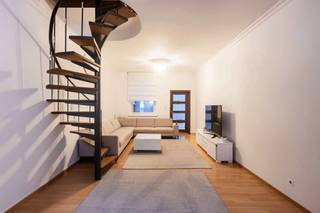 Maison prête à emménager située à Muide, à Gand, un quartier en plein développement avec des liaisons faciles et toutes les commodités à proximité.<br /><br />La maison dispose d'un espace de vie spacieux avec une cuisine entièrement équipée avec cuisinière à gaz. Il y a également une petite cour, avec à l'arrière une petite salle de bains, des toilettes et un raccordement pour machine à laver. <br /><br />Au premier et au deuxième étage, ainsi que dans les combles, se trouvent au total quatre chambres et une salle de bains supplémentaire équipée.<br /><br />La maison est en principe prête à emménager, la base est excellente, et seuls quelques légers rafraîchissements peuvent être souhaitables. Vous pouvez donc y emménager immédiatement.<br /><br />La maison est parfaitement adaptée comme :<br /><br />première maison individuelle<br /><br />logement étudiant pour les enfants qui font leurs études<br /><br />investissement immobilier<br /><br />Atouts supplémentaires :<br /><br />Surface habitable : ± 166 m²<br /><br />Surface du terrain : ± 90 m²<br /><br />PEB avantageux<br /><br />Situé à seulement 5 minutes à vélo du centre de Gand<br /><br />Situation idéale entre les Wondelgemse Meersen et le Houtdok<br /><br />Parc Kapitein Zeppospark à proximité<br /><br />Les visites sont possibles sur rendez-vous.<br />Première journée de visite : samedi 17/1 dans l'après-midi. <br /><br />Contact :<br />Simon Coens<br />📞 0478/206.774<br />✉️ simon@cornelis-goeman.be<br /><br />📎 Lien via le site Cornelis Goeman