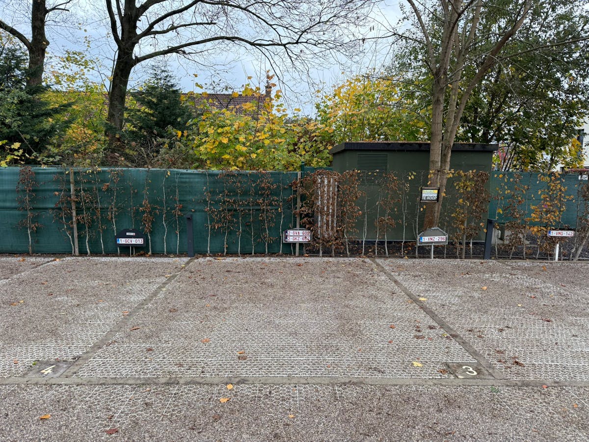 Deze bovengrondse staanplaats te koop in Olsene is gelegen op centrale ligging in residentie Huis De borghgrave I.Afmetingen: 3,50m x 5m