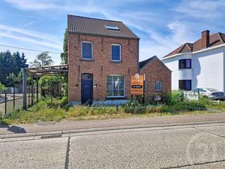 <p>Te renoveren woning met zonnige tuin op een perceel van 944 m².</p><p>Ben je op zoek naar een woning die je volledig naar eigen smaak kan omtoveren? Dan is deze ruime gezinswoning op een mooi, zuidgericht perceel precies wat je zoekt!<br />Met een bewoonbare oppervlakte van 200 m² biedt deze woning tal van mogelijkheden. Op het gelijkvloers kom je binnen via de inkomhal, gevolgd door een gezellige leefruimte. Een ruime keuken met prachtig zicht op de zonnige tuin. Verder vind je een badkamer en een extra kamer die perfect dienst kan doen als slaapkamer, bureau of hobbyruimte. Er is bovendien een handige kelder aanwezig.<br />Op de eerste verdieping bevinden zich twee ruime slaapkamers terwijl de tweede verdieping nog een extra slaapkamer herbergt.<br />Buiten geniet je van een vrijstaande garage en vooral van de heerlijke, grote achtertuin met een ideale zuidoriëntatie. Een absolute troef voor wie houdt van zon, rust en buitenleven.<br />Deze woning is een totaalrenovatie, maar biedt een unieke kans om een warme thuis te creëren op een toplocatie met veel ruimte en potentieel.</p><p>Interesse? Neem vandaag nog contact met ons voor meer informatie of een bezoek ter plaatse. 016/90 10 21</p>