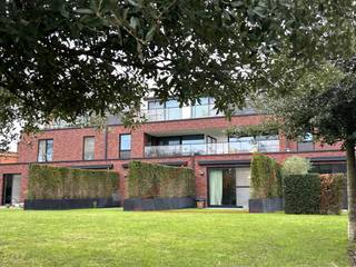 Dit ruime gelijkvloers appartement van 94 m² in residentie "Ten Dorpe" combineert comfort met stijl.Geniet van een ruime leefruimte met open,...