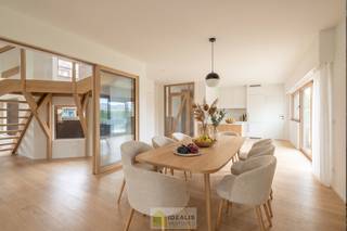 <strong>IDEALIS VASTGOED – VERZORGDE GEZINSWONING MET 2 SLAAPKAMERS (MOGELIJKHEID TOT MEER) OP AANGENAAM PERCEEL VAN 11A 28CA. - De woning omvat +- 190m² bewoonbare oppervlakte met ruime woonkamer, keuken, badkamer, 2 slaapkamers en praktisch te onderhouden tuin. Dankzij de doordachte indeling, de aangename leefruimtes en de uitbreidingsmogelijkheden (meerdere slaapkamers), biedt deze woning tal van opportuniteiten!</strong><br /><br /><strong>LIGGING: </strong><br />Deze woning geniet van een centrale ligging langs de verbindingsweg tussen Peer en Bree, op een boogscheut van het centrum van Bree! U bevindt zich hier op wandelafstand van supermarkten, horeca, scholen en openbaar vervoer, wat zorgt voor een ideale combinatie van bereikbaarheid en wooncomfort.<br /><br /><strong>INDELING:<br />Gelijkvloerse verdieping: </strong><br />- Ruime ontvangsthal – lichtrijke woonkamer met een gezellige zitkuil! – functionele keuken met aansluitend de ruime wasplaats/berging – apart gastentoilet – inpandige garage -<br /><br /><strong>Eerste verdieping:</strong><br />-  Gezellige zithoek op splitlevel – vide/nachthal met ruimtelijk gevoel – 2 volwaardige slaapkamers – badkamer – bergzolder -<br /><br /><strong>Kelder</strong><br />- Kelder (48m²), ideaal voor stockage en/of hobbyruimte -<br /><br /><strong>Tuin: </strong><br />– Praktisch en onderhoudsvriendelijk aangelegde tuin – aangenaam zonneterras – verharde oprit – bereikbaar langs zowel voor- als achterzijde van het perceel! -<br /><br /><strong>Garage:</strong><br />- 2 garages (inpandig en vrijstaand) -<br /><br /><strong>BIJZONDERHEDEN:</strong><br />- Uitstekend onderhouden woning<br />- Opgetrokken in zeer degelijke materialen!<br />- Vloer GV geïsoleerd langs kelder  <br />- Uitbreidingsmogelijkheden voor extra slaapkamers<br />- Aangenaam perceel op fijne en centrale ligging!<br />- Op wandelafstand van het bruisende Bree!<br />- Verwarmd op stookolie<br /><br /><strong>Stedenbouwkundige Inlichtingen:</strong><br />Bouwvergunning - Woongebied  - Geen rechterlijke herstelmaatregel of bestuurlijke maatregel opgelegd  - Geen voorkooprecht - Geen Verkavelingsvergunning -<br /><br /><strong>EPC: Label D</strong><br /><br /><strong>O-peil: </strong>niet overstromingsgevoelig<br />P-score: A<br />G-score: A<br /><br /><strong>Benieuwd naar deze woning? Ons IDEALIS Team geeft U met plezier en steeds vrijblijvend de nodige informatie via e-mail, ter plaatse of op ons kantoor te Pelt.<br />Wenst U advies omtrent uw eigen woning? Graag plannen wij vrijblijvend met U een afspraak in om onze expertise met U te delen, steeds tot Uw dienst!!<br />Neem contact op met IDEALIS VASTGOED op 011/515 565 of mail naar info@idealisvastgoed.be!</strong><br /> 