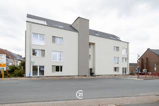 <p><span>Exclusieve penthouse met panoramisch uitzicht in Residentie Jean DArme</span></p><p><span>Ontdek deze prachtige penthouse met 2 slaapkamers op de bovenste verdieping van Residentie Jean D'Arme. Een unieke woonkans waar ruimte, licht en luxe samenkomen, afgewerkt met een royaal terras en een adembenemend uitzicht dat elke dag opnieuw indruk maakt.</span></p><p><span>Dankzij de ligging op de hoogste verdieping geniet u hier van maximale rust, privacy en een uitzonderlijk woongevoel. De centrale ligging aan de rand van het centrum zorgt er bovendien voor dat winkels, openbaar vervoer en alle voorzieningen vlot bereikbaar zijn.</span></p><p><span>Extra praktisch: mogelijkheid tot aankoop van een ruime berging, privatieve staanplaats en/of garage. Bovendien worden deze appartementen verkocht onder registratierechten in plaats van btw, wat financieel een bijzonder interessant voordeel betekent.</span></p><p><span>De vermelde prijs is exclusief registratiekosten, aansluitingskosten en eventuele aankoop van garage, staanplaats en/of berging.</span></p><p><span>Maak snel een afspraak om dit project zelf ter plaatse te ontdekken!</span></p>