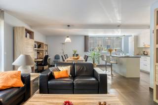 Welkom in Leuven! Net binnen de stadsrand vind je dit ruime appartement in de Jan-Pieter Minckelersstraat, waar je geniet van een toplocatie: vlak...