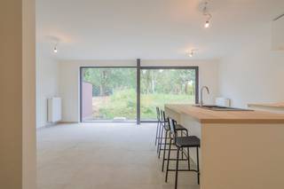 Layout: GROUND FLOOR: - entrance hall with guest toilet - large storage room with connection for washing machine and/or dryer - living space...