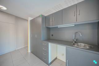 <p>Ondernemen in het bruisende en historische stadscentrum van Tielt? Hier treffen we dit ruime kantoor dat met een beetje extra liefde, de ideale opportuniteit met zich mee brengt. Parking vlakbij, de markt op wandelafstand en vlotte verbindingen met het openbaar vervoer zorgen ervoor dat de locatie uitstekend is. Indeling Gelijkvloers Onthaal met open kantoorruimte, aparte vergaderzaal, sanitaire cel met toilet, lavabo en een extra bergruimte, kitchenette (enkele spoelzone - voorziening voor koelkast of fornuis). Technisch | CV op aardgas (hoogrendementsketel) | EPC label B | Dubbele beglazing (HR+) - aluminium schrijnwerk | Elektriciteit niet conform | Bouwjaar 2005. Troeven | Centrale ligging | Parking vlakbij | Talrijke mogelijkheden | Grote visibiliteit. Benieuwd? Julie (BIV 515.047) organiseert voor deze woning de bezoeken, mits het maken van een afspraak.</p>