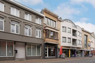 Op zoek naar een ruime woning met karakter en potentieel, gelegen in het hart van Menen? Dan is dit pand absoluut een bezoek waard! Dankzij...