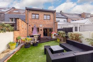 Aangename woning op een toplocatie in Schoten.<br /><br />Deze charmante woning ligt op een zeer goede locatie nabij winkels, scholen en openbaar vervoer. Dankzij de doordachte indeling geniet je overal van een aangenaam ruimtelijk gevoel. De woning scoort bovendien goed op energetisch vlak met een EPC label C (202kWh/m2 jaar). <br />De gezellige tuin vormt een echte meerwaarde. <br /><br />Extra troef: mogelijkheid om garagebox bij aan te kopen voor € 30.000. <br /><br />De indeling is als volgt:<br /><br />Gelijkvloers: inkomhal met mooie authentieke elementen, leefruimte, open keuken , gastentoilet.<br />Eerste verdieping: nachthal, 2 slaapkamers, badkamer met bad, douche en dubbele lavabo, apart toilet, technische berging.<br />Zolderverdieping: slaapkamer, opbergplaats<br />Droge kelder<br /><br />Algemeen:<br />- gunstige ligging<br />- mogelijkheid tot aankoop garagebox<br />- EPC C<br />- asbestveilig<br /><br /><br />Bekijk zeker de 360° rondgang via onze website (+ mogelijkheid tot opmeten en ontmeubelen).<br />Alle attesten zijn beschikbaar onderaan op onze website. <br />Voor meer info of een bezoek: 0472 22 22 88 of danielle@solittvastgoed.be.