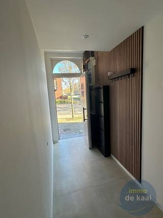 Stadswoning met karakter, comfort én potentieel - op een toplocatie! <br /><br />Wonen op in hartje centrum, in een gezellige stadsomgeving waar alles dichtbij is? <br />Deze charmante stadswoning biedt precies dat: een sterke basis, praktische ruimtes en mogelijkheden om verder naar eigen smaak te verfijnen. <br /><br />Bij het binnenkomen valt meteen de frisse inkomhal op die de woning een verzorgde eerste indruk geeft. <br />Gastentoilet in de hal. <br />Lichtrijke woonkamer waar een warme en gezellige sfeer heerst. <br />Aansluitend bevindt zich de perfect ingerichte keuken met hoogwaardige toestellen (Miele).  Een echte troef voor wie graag kookt en houdt van kwaliteit.<br />Praktisch ingericht en voorzien van heel veel opbergruimte. <br /><br />Achteraan ligt een knusse stadskoer, perfect voor een rustig koffiemoment, een aperitief in de zon of een klein groen hoekje midden in de stad. <br /><br />Ook praktisch scoort deze woning goed met een handige berging en een kelder, die extra opslagruimte bieden. <br /><br />Op de verdieping zijn twee kamers: <br />- een aangename slaapkamer aan de staatzijde waar je via de twee ramen veel licht binnen trekt<br />- een binnenkamer die perfect kan dienen als bureau, dressing of hobbykamer<br /><br />Voeg hier nog de prima ingerichte badkamer bij. Voorzien van een ruim lavabomeubel en een knappe inloopdouche en een toilet. <br />De jacuzzi werd al geplaatst maar moet nog verder afgewerkt worden. <br /><br />Daarnaast biedt de woning extra potentieel met de dakverdieping die nog volledig naar eigen wens af te werken is. <br />Dit geeft de kopers de kans om naar eigensmaak extra ruimte te creëren. <br /><br />EPC E - mits het plaatsen van de dakisolatie (reeds in de woning aanwezig) een EPC B te bekomen. <br /><br />Een ideale woning voor starters, stadsliefhebbers of investeerders die ene solide basis zoeken met groeimogelijkheden. <br /><br /> 