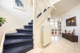 <p>Palton troeven:<br />- Residentiële locatie, grenzend aan natuurgebied<br />- Schitterende achtertuin<br />- Volop privacy <br />- Tijdloze villa<br />- Nabij Nederlandse grens</p>
<p>Welkom bij Krommendijk 63 Poppel! Deze prachtige villa is rustig gelegen in een residentiële wijk nabij het centrum van Poppel.<br />Deze instapklare woning bevindt zich op een perceel van circa 2481<span>m²</span>, voorzien van een imposante tuin met weids uitzicht. <br /><br />Bij binnenkomst valt meteen de ruime inkomhal op die toegang biedt tot de leefruimte, garderobe, gastentoilet en toegang tot de slaapkamer op het gelijkvloers.</p>
<p>Via de dubbele deuren komt u uit in de karaktervolle leefruimte met authentieke haardpartij en houten parketvloer. De grote raampartijen zorgen voor veel natuurlijke lichtinval en een prachtig uitzicht over de tuin van de woning. De schuifpuien die zich aan de achterzijde van de leefruimte bevinden zorgen voor toegang tot de aangelegde terrassen met zonneluifel. Aansluitend van de leefruimte is er een aanbouw geplaats (24<span>m²)</span> , een ideale ruimte met vloerverwarming om te vertoeven. Vanuit de leefruimte komt u in de volledig geinstalleerde keuken voorzien van inductie kookplaat, combi-oven, magnetron, dampkap en voldoende kastruimte. Dankzij de royale indeling is er bovendien voldoende plaats voor een eettafel, wat de ruimte extra praktisch en gezellig maakt. Aansluitend is er een bijkeuken aanwezig en uitgerust met een nuttig werkblad met daarin een wastafel en wasmachine aansluiting.<br /><br />Tevens is er op het gelijkvloers een master bedroom aanwezig uitgerust met een houten parketvloer en rolluik met aansluitend een dressing en ensuite badkamer met vloerverwarming, ligbad, inloopdouche, brede lavabo en toilet. <br /><br />Via een vaste trap komt u uit in de nachthal die toegang biedt naar het terras op deze verdieping en drie comfortable slaapkamers. Op de verdieping is ook een badkamer geinstalleerd met een douche, lavabo in meubel en toilet. Daarnaast nog een technische ruimte en een zolderberging.</p>
<p>De woning beschikt ook over een ruime kelder, ideaal als extra opslag. Momenteel is deze ingericht als proviandruimte.</p>
<p>Naast de ruime parkeergelegenheid op eigen terrein is er een grote dubbele carport, ideaal voor het parkeren van meerdere auto’s. Bovendien is er nog een berging aanwezig.</p>
<p>De villa wordt omgeven door een compleet omheinde riante tuin met werkelijk prachtig uitzicht waar u in alle rust en privacy volop kunt genieten van het buitenleven.</p>
<p>Bent u op zoek naar een instapklare villa op residentiële ligging neem dan contact op <span>via Judith@palton.be of bel naar 0032492-78 31 74 voor meer informatie of het inplannen van een bezichtiging.</span></p>