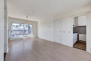 <p><strong>Penthouse met één slaapkamer en rustig en ruim zuidelijk gelegen terras te Dilbeek!</strong></p><p><strong> </strong></p><p>Dit aangename appartement is gelegen op de bovenste (zesde) verdieping van een goed onderhouden residentie (lift aanwezig) en geniet van een uitstekende ligging nabij het centrum van Dilbeek. Winkels, scholen en openbaar vervoer bevinden zich in de nabije omgeving.</p><p> </p><p>De indeling is als volgt: inkomhal met afzonderlijk toilet, leefruimte met gezellige keuken en toegang tot een balkon en een ruim, rustig en zuidelijk georiënteerd terras aan de achterzijde van het gebouw, één slaapkamer en een badkamer met lavabomeubel en douche in bad.</p><p> </p><p>Het appartement geniet twee privatieve kelderruimtes en beschikt over een individuele gasketel.</p><p> </p><p>Een ideaal appartement voor eigen bewoning of als investering, dankzij de aangename buitenruimte en de gunstige ligging nabij het centrum, winkels, scholen en openbaar vervoer.</p><p> </p><p><strong>EPC:</strong> 311 kWh/(m²jaar) – label D<br /><strong>Elektriciteit:</strong> niet conform<br /><strong>Asbest:</strong> asbestveilig</p>