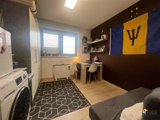 <p><span>De studio situeert zich in een gebouw op dé studentenlocatie bij uitstek: pal in de studentenbuurt, op wandelafstand van de Universiteit Antwerpen, AP en Karel de Grote-Hogeschool. In de nabije omgeving situeren zich de Stadswaag en de Ossenmarkt, 2 populaire uitgaansbuurten bij studenten. Verder zijn er verschillende vélo-stations vlakbij gelegen. Daarbij is het openbaar vervoer alomtegenwoordig: de tram stopt letterlijk voor de deur. De Franklin Rooseveltplaats en Antwerpen-Centraal bereikt u gemakkelijk te voet. Ideaal voor de student om na een week op kot vlot thuis te geraken!</span></p><p><span> </span></p><p><span>De studio bevindt zich op de vijfde verdieping van een uitgebreid studentengebouw van 5 hoog met lift. De verwarming is op elektriciteit. Alle ramen beschikken over dubbele aluminium-beglazing. </span></p><p><span> </span></p><p><span>De studio beschikt over een leef-/slaapruimte met open keuken van 16 m². De keuken is afgewerkt met een spoelbak, 2 pits kookplaat, oven, wasmachine, microgolf en dampkap. Tevens zijn er nog bijkomende voorzieningen zoals een opklapbaar bed, een printer en projectiescherm. De badkamer is 3 m² groot en is voorzien van een wc, lavabo en douchecabine. Om af te sluiten beschikt het gebouw nog over een ruime binnenkoer met fietsenstalling. 50 euro vaste kosten (incl. water en elektriciteit gemene delen)</span></p><p><span> </span></p><p><span> Voor meer info of een gratis schatting surf naar </span><span><span>www.hansimmo.be</span></span><span>. </span></p><p><span> </span></p>