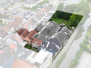 Centraal gelegen <strong>PROJECTSITE VAN CA. 2.200 M² IN HET HART VAN LESSINES</strong> combineert een uitzonderlijke ligging met <strong>INDRUKWEKKEND ONTWIKKELINGSPOTENTIEEL</strong>. Met een <strong>GEVELBREEDTE VAN CA. 92 METER LANGS DE DENDER</strong> en de <strong>MOGELIJKS OM TOT 20-25 APPARTEMENTEN</strong> te realiseren, vormt dit perceel een ideale basis voor een residentieel nieuwbouwproject van <strong>DRIE BOUWLAGEN MET DAKVERDIEPING</strong>. Momenteel bebouwd met een <strong>MAGAZIJN VAN 1.500 M²</strong> en een <strong>TUIN/PARKING VAN 700 M²</strong>, biedt de site diverse invullingen: van <strong>STIJLVOLLE APPARTEMENTEN MET ZICHT OP HET WATER TOT COMMERCIËLE ONTWIKKELING OF RUIMTE VOOR ZELFSTANDIGE ACTIVITEIT</strong>. De ligging in woonzone maakt uiteenlopende projectvormen mogelijk. Dankzij de <strong>TOEGANG VIA RUE DES QUATRE FILS AYMON</strong> en de ligging op wandelafstand van winkels, scholen en openbaar vervoer, is dit een uitgelezen kans voor ontwikkelaars die op zoek zijn naar een <strong>CENTRALE, GOED BEREIKBARE SITE MET KARAKTER EN POTENTIEEL.</strong><br /><br /><br />Elke projectaanvraag dient te worden voorgelegd aan de bevoegde instanties!<br /><br />Adres: Rue des Quatre Fils Aymon 8 te Lessen