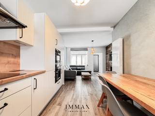 <p>Luxueus gerenoveerde stadswoning met uniek zicht op het Minnewaterpark.<br /><br />Deze gerenoveerde stadswoning combineert historische charme met hedendaags wooncomfort, op een toplocatie in hartje Brugge. Vanuit de master bedroom geniet u dagelijks van een uniek uitzicht op het idyllische Minnewaterpark – een zeldzame troef in de stad.<br /><br />De woning biedt een doordachte indeling met een lichtrijke leefruimte, een stijlvolle open keuken met hoogwaardige SMEG-toestellen, en een gezellige eet- en zithoek. Een aparte berging en wasruimte zorgen voor praktisch comfort. De charmante stadstuin met overdekt terras vormt een rustige plek om te ontspannen midden in de stad.<br /><br />Op de eerste verdieping bevindt zich de royale master bedroom met luxueuze badkamer (inloopdouche, bubbelbad) en een apart toilet. Op de bovenverdieping zijn er nog twee ruime slaapkamers en een extra douchekamer met toilet – ideaal voor gezin, gasten of thuiskantoor.<br /><br />De woning werd volledig gerenoveerd met oog voor detail en hoogwaardige materialen, zodat u onmiddellijk kan intrekken zonder bijkomende werken. Op wandelafstand van station, winkels, cafés en de historische binnenstad, woont u hier in een unieke combinatie van rust, comfort en Brugse charme.<br /><br />Een exclusieve kans voor wie zoekt naar een instapklare woning met karakter en een uitzonderlijk uitzicht.<br /><br />Voor meer informatie of een bezoek, contacteer Jurgen via 0493/33.05.53 of jurgen@immax.be.</p>