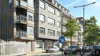 <p>Instapklare en verzorgde studio op een topligging nabij de Lippenslaan en het centrum van Knokke, gelegen in de gegeerde Bayauxlaan en genietend van een zuidgerichte oriëntatie.</p>
<p>De studio bestaat uit een aangename leef- en eetruimte met mooie lichtinval. De ingerichte keuken is praktisch opgevat en voorzien van oven, koelkast, vaatwasser en vitro-keramische kookplaat. Verder is er een nette en verzorgde douchekamer. Dankzij de ingebouwde kastenwand met dubbel bed, aangevuld met een divanbed, wordt de ruimte optimaal benut en biedt de studio een comfortabel en functioneel geheel.</p>
<p>Een ideale pied-à-terre of investering op een absolute toplocatie in Knokke, op wandelafstand van winkels, horeca en het strand.</p>