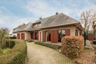 Ontdek deze charmante open bebouwing met een dubbele, inpandige garage, gelegen in het hartje van Vlimmeren. De woning beschikt over 6 volwaardige slaapkamers en staat op een perceel van 1.155m². <br /><br />Homeshow: www.antwerpseweg199.be<br /><br />Indeling: <br />Gelijkvloers:<br />- Inkomhal met gastentoilet<br />- Leefruimte<br />- Keuken met aansluitend berging<br />- Slaapkamer 1 (20,20 m²)<br />- Slaapkamer 2 (16,60 m²)<br />- Slaapkamer 3 (12,20 m²) kan ook gebruikt worden als bureauruimte<br />- Badkamer<br />- Inpandige, dubbele garage<br /><br />Eerste verdieping: <br />- Slaapkamer 4 (14,80 m²)<br />- Slaapkamer 5 (14,40 m²)<br />- Slaapkamer 6 (15,60 m²)<br />- Badkamer<br />- Apart toilet<br />- Zolderruimte 1 (40 m²)<br />- Zolderruimte 2 (46 m²)<br /><br />Bijzonderheden: <br />- Instapklaar<br />- Gunstige EPC: C-label<br />- Conforme elektrische keuring<br />- Dubbele inpandige garage<br />- Zeer ruime woning met veel mogelijkheden<br /><br />Mis deze kans niet! Plan je bezoek en ontdek deze ruime woning. <br />0497 27 14 64<br />camilla@albert.immo<br />www.albert.immo<br /><br />Bij Albert kom je thuis!
