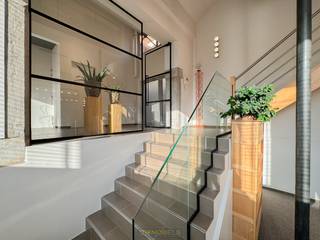 UNIEKE KANTOORRUIMTE met een MODERNE, INDUSTRIËLE LOOK en een OPEN, LICHTRIJK KARAKTER. Met zijn ROYALE OPPERVLAKTE van 149 m² is dit pand perfect geschikt voor een ONDERNEMING die op zoek is naar een REPRESENTATIEVE WERKPLEK in een DYNAMISCHE STADSKERN. De indeling bestaat uit een UITNODIGENDE INKOMZONE die uitgeeft op een RUIME OPEN KANTOORRUIMTE met plaats voor MEERDERE WERKPOSTEN. Daarnaast is er een afzonderlijke ruimte die ideaal kan worden ingericht als VERGADERZAAL of EXTRA BUREAU. De INGERICHTE KEUKEN biedt de mogelijkheid om ter plaatse te lunchen of klanten te ontvangen met een koffie. Het sanitaire gedeelte is modern uitgerust en beschikt over douche, wastafel en toilet. De mezzanine creëert een extra WERK- OF RELAXRUIMTE en profiteert optimaal van het vele NATUURLIJK LICHT dankzij de grote ramen en het open karakter van de ruimte.<br />De ligging vormt een absolute troef: in het HART VAN OUDENAARDE, op een steenworp van de Grote Markt, met winkels, horeca en openbaar vervoer op wandelafstand. Een vlot bereikbare locatie waar medewerkers én bezoekers zich meteen welkom voelen.<br /><br />Adres: Remparden 1 bus 0101 - 9700 Oudenaarde<br /><br />EPC: label C, G-score en P-score A, Geen renovatieverplichting van toepassing