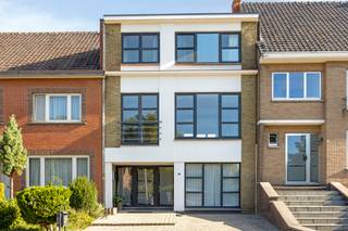 <p>Op zoek naar een gezinswoning in Diepenbeek met een centrale ligging, een tuin en mogelijkheden om er helemaal jouw thuis van te maken? Deze woning in de Keizerstraat biedt met haar drie bouwlagen, drie slaapkamers en bewoonbare oppervlakte van 123m² een mooie basis voor wie op zoek is naar ruimte en potentieel. Je woont hier in het hart van Diepenbeek, op korte afstand van winkels, scholen en openbaar vervoer. Ook het station en de belangrijkste invalswegen zijn vlot bereikbaar, waardoor dit een praktische woonplek is voor gezinnen.</p><p> </p><p>De woning werd gebouwd in 1967 en is verdeeld over drie bouwlagen. Op het gelijkvloers bevindt zich momenteel een studio met keuken, woonkamer, slaapkamer met een douche en toilet. Deze ruimte biedt verschillende mogelijkheden en kan, afhankelijk van jouw woonwensen en de nodige inrichting, een interessante extra leef- of gebruiksruimte vormen. De indeling maakt de woning dan ook geschikt voor wie graag wat flexibiliteit in huis heeft.</p><p> </p><p>Op de eerste verdieping bevindt zich de leefruimte, waar voldoende plaats is om een gezellige zithoek en eethoek te creëren. Aansluitend vinden we de keuken, dressing en een apart toilet. De verdieping vormt zo het centrale leefniveau van de woning, met ruimte om de inrichting volledig af te stemmen op jouw eigen stijl en behoeften.</p><p>De tweede verdieping is ingericht met drie slaapkamers, waardoor de woning perfect aansluit bij de noden van een gezin. Daarnaast is er een badkamer met een douche in het bad en een toilet. De slaapkamers kunnen uiteraard ook ingericht worden als bureau, hobbyruimte of dressing, afhankelijk van jouw gezinssituatie en wensen.</p><p> </p><p>Ook buiten heeft deze woning heel wat te bieden. Achteraan ligt een noordgerichte tuin met een aangenaam terras. Het is een plek waar je rustig kan genieten van de buitenlucht, een koffie kan drinken of op warme dagen een gezellige zithoek kan creëren. Daarnaast beschikt de woning over een buitenparkeerplaats, een praktische troef in deze centrale omgeving.</p><p> </p><p>Doorheen de jaren werden reeds enkele belangrijke vernieuwingen uitgevoerd. Zo werd het dak vernieuwd en zijn de ramen vervangen door PVC-buitenschrijnwerk met hoogrendementsbeglazing. De verdere afwerking en inrichting zijn toe aan modernisering. Net daarin schuilt een belangrijke troef: je krijgt de mogelijkheid om de woning stap voor stap naar eigen smaak vorm te geven en er een interieur van te maken dat volledig bij jou past.</p><p> </p><p>De verwarming gebeurt momenteel via een mazoutketel met radiatoren. Met een EPC-label B en een score van 192 kWh/m² beschikt de woning over een sterke energetische basis.</p><p> </p><p>De ligging in de Keizerstraat maakt het geheel extra interessant. Vanuit de woning bereik je winkels, scholen en openbaar vervoer eenvoudig. Het station van Diepenbeek en de belangrijkste verbindingswegen liggen eveneens op korte afstand, waardoor ook Hasselt en omliggende gemeenten vlot bereikbaar zijn.</p><p> </p><p>Deze woning in Diepenbeek biedt een combinatie van een centrale ligging, drie slaapkamers, een tuin, parkeergelegenheid en ruimte voor modernisering. Een interessante basis voor wie niet op zoek is naar een volledig afgewerkte woning, maar net de mogelijkheid wil om een woning met karakter naar eigen wensen te vernieuwen. Benieuwd hoe jij deze woning zou kunnen invullen? Neem contact met ons op en ontdek de mogelijkheden tijdens een bezoek.</p>