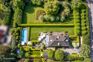 Op een steenworp van Lier stellen we u met trots deze unieke eigendom voor: een landelijk gelegen villa op een prachtig perceel van 2238 m², vlot bereikbaar via de E19, met het centrum en Netelandschap op wandelafstand.<br /><br />De woning straalt authenticiteit uit dankzij hoogwaardige natuurlijke materialen zoals eiken vloeren, maatwerk in massief hout en natuursteen. Grote raampartijen, een orangerie, een prachtig aangelegde tuin en een extra lang verwarmd zwembad zorgen voor een permanent vakantiegevoel.<br /><br />Indeling:<br />Gelijkvloers: statige inkom, ruime leefruimte met open haard, luxe leefkeuken met ontbijthoek en toegang tot de orangerie, praktische sas, wasplaats en douche.<br />Kelder: wijn-, berg- en technische kelder.<br />Verdieping: master bedroom met luxe badkamer en terras, 3 slaapkamers, 2de badkamer.<br />Zolder: volledig geïsoleerd, klaar voor extra kamers en badkamer (nutsleidingen aanwezig).<br /><br />Buiten: volwassen tuin met zonneterrassen, orangerie, verwarmd zwembad, serre (techniek/kleedruimte), buitendouche en een bijgebouw voor fietsenstalling en opbergruimte.<br /><br />Er bestaat de mogelijkheid om de naastliggende bouwgrond van 1641m², die vandaag volledig als private tuin wordt gebruikt bij aan te kopen. Dit biedt bijkomende flexibiliteit afhankelijk van de wensen van de toekomstige eigenaar.<br /><br />Bijzonderheden<br />- Gebouwd met oog voor kwaliteit en vakmanschap<br />- Gunstig EPC<br />- Ruime kelder<br />- Parktuin<br />- 12m verwarmd zwembad met warmtepomp<br />- Geïsoleerde zolder met talrijke mogelijkheden<br />- 360° groen!<br /><br />Voor meer info of bezoek: Vincent@reds.be of 0475/210086