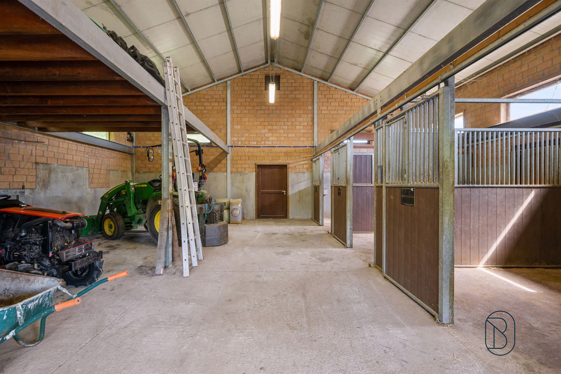 Fully enclosed paddock with a spacious stable block - photo 5