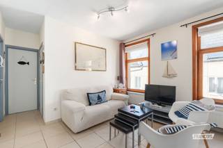 Op zoek naar een appartement te koop in Blankenberge? Dit lichtrijke hoekappartement in de Franchommelaan combineert een centrale ligging met een praktische indeling en vormt zowel een aangename woonst als een interessante investering. Bovendien bevindt u zich op wandelafstand van zee, strand en alle dagelijkse voorzieningen.<br /><br />Gelegen op de derde verdieping verwelkomt deze eigendom u in een ruime, lichtrijke leefruimte met eetplaats, waar de vele raampartijen zorgen voor een aangename woonbeleving. De halfopen keuken sluit mooi aan op de leefruimte en creëert een vlotte verbinding tussen koken en wonen. Verder beschikt het appartement over een badkamer, een volwaardige slaapkamer en een tweede kamer die perfect kan worden ingericht als kinderkamer, bureau of dressing. Met een bewoonbare oppervlakte van 61 m² en zonder renovatieplicht is dit appartement in Blankenberge een uitstekende keuze voor zowel eigen bewoning als investering.<br /><br />Benieuwd naar deze eigendom? Contacteer Immo Francois voor een bezoek en ontdek het zelf.<br /><br />Denkt u eraan om uw woning in Blankenberge te verkopen? Neem vrijblijvend contact op met Iben van Immo Francois in Blankenberge voor een gratis schatting via iben@immofrancois.be.<br /><br />