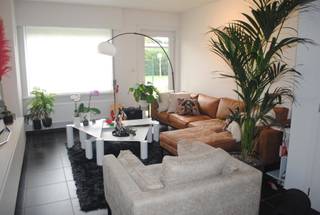 <h3>Gezellige woning met 1 slaapkamer en tuin</h3>
<p>Op zoek naar een gezellige en praktische woning met een fijne buitenruimte? Deze charmante woning beschikt over<span> </span><strong>één slaapkamer, een aparte dressing en een gezellige tuin</strong>.</p>
<p>Op de<span> </span><strong>benedenverdieping</strong><span> </span>vind je een aangename woonkamer die mooi aansluit op de<span> </span><strong>volledig geïnstalleerde keuken met eethoek</strong>. Daarnaast is er een verzorgde badkamer voorzien van een<span> </span><strong>ligbad, douche, toilet en badmeubel</strong>.</p>
<p>Op de<span> </span><strong>bovenverdieping</strong><span> </span>bevindt zich de ruime slaapkamer met een<span> </span><strong>aparte dressing</strong>. De dressing biedt bovendien de<span> </span><strong>mogelijkheid om een tweede kamer te creëren</strong>, afhankelijk van de gewenste indeling.</p>
<p>De woning beschikt daarnaast over een<span> </span><strong>ruime kelder</strong>, ideaal voor extra bergruimte.</p>
<p>Buiten geniet je van een<span> </span><strong>gezellige tuin</strong>, perfect om te ontspannen, te genieten van een drankje of gezellig buiten te zitten.</p>
<p><strong>Troeven:</strong></p>
<ul>
<li>Gezellige woonkamer</li>
<li>Volledig geïnstalleerde keuken met eethoek</li>
<li>Badkamer met ligbad en douche</li>
<li>1 slaapkamer</li>
<li>Aparte dressing</li>
<li>Mogelijkheid tot creëren van een 2e kamer</li>
<li>Ruime kelder</li>
<li>Gezellige tuin</li>
</ul>
<p>📩<span> </span><strong>Interesse? Neem gerust contact op voor meer informatie of een bezoek.</strong></p>