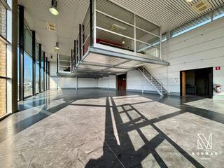 Ruime toonzaal met 3 bureaus, magazijn en sanitaire voorzieningen te huur in Meulebeke.Indeling is als volgt:Vooraan het pand is er een toonzaal van...