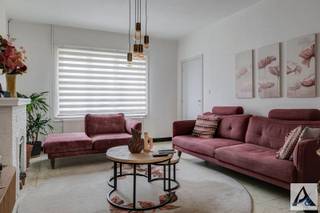 <p><span>Gezellige eengezinswoning met 3 slaapkamers, tuin en tal van uitgevoerde renovaties</span></p><p><span>Op zoek naar een woning met een stevige basis en nog ruimte om uw eigen smaak en stijl toe te voegen? Dan is deze gezellige eengezinswoning beslist een bezoek waard.</span></p><p><span>De woning beschikt op het gelijkvloers over een inkomhal met apart toilet en praktische bergruimte, een aangename leefruimte met zit- en eethoek en een aparte keuken. Op de verdieping bevinden zich een nachthal met lichtkoepel, drie volwaardige slaapkamers, een extra bergruimte en een badkamer.</span></p><p><span>Daarnaast is de woning grotendeels onderkelderd, wat tal van mogelijkheden biedt voor stockage, wasruimte of zelfs het gebruik als garage.</span></p><p><span>Buiten geniet u van een gezellige tuin met terras aan de achterzijde van de woning ideaal om tot rust te komen of gezellig te tafelen in de buitenlucht.</span></p><p><span>Doorheen de jaren werden reeds verschillende belangrijke renovatie- en verbeteringswerken uitgevoerd. Zo werd de woning technisch sterk aangepakt met onder meer vernieuwd buitenschrijnwerk in PVC, een recente gasketel, conforme elektrische installatie, spouwmuurisolatie en een volledig vernieuwd en geïsoleerd dak. Ook een waterontharder is aanwezig.</span></p><p><span>Dankzij deze investeringen is de buitenschil van de woning volledig op orde en bevindt de woning zich technisch in een up-to-date staat. De binneninrichting kan verder gemoderniseerd worden naar eigen smaak en wensen.</span></p><p><span>De woning is momenteel verhuurd aan 860 per maand, wat dit pand eveneens bijzonder interessant maakt als investering met onmiddellijk rendement. </span></p><p><span>Hierdoor is deze woning ideaal voor handige doe-het-zelvers of investeerders op zoek naar een interessante verhuuropportuniteit.</span></p><p><span>Neem vandaag nog contact met ons op via <span>info@immopa.be</span></span><span> of via 089/50.35.85.</span></p>
