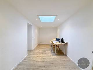 In een rustige straat op wandelafstand van het centrum, markt en het strand, vindt u deze ruime bel-étage woning met tal van mogelijkheden. De...